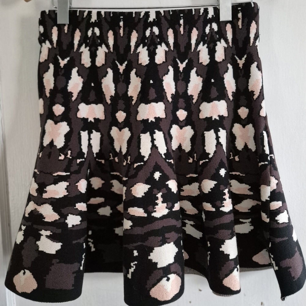 Express Body Contour High Waisted Abstract Print Ruffle Mini Sweater Skirt, Med.